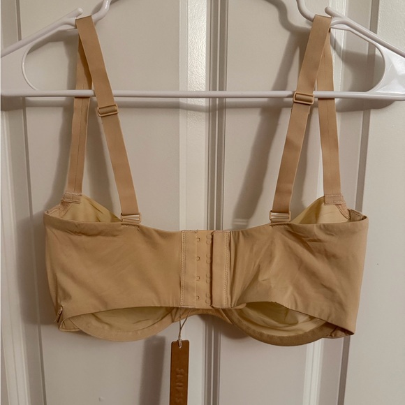 SKIMS NWT 34DD No Show Unlined Balconette Bra in the color Sand. - Picture 3 of 5